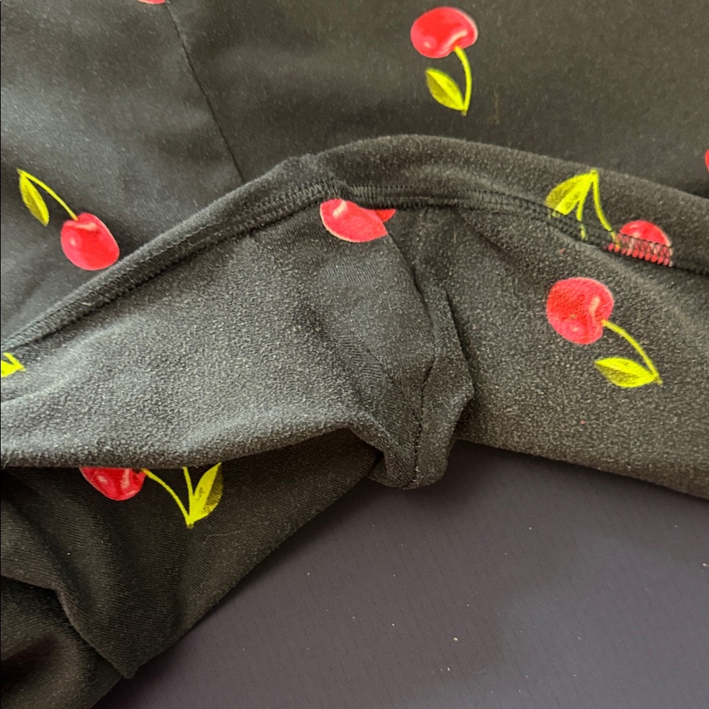 PINK Victoria’s Secret Ultimate Black Cherry Print 7/8 Leggings Size Large - Picture 7 of 10